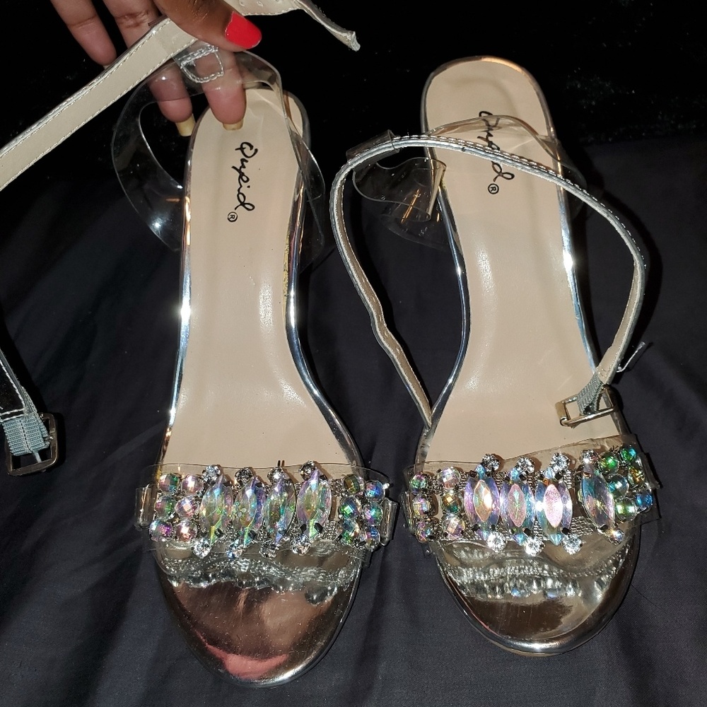 Qupid size 8 silver heels